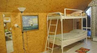 Хостел Дом у Набережной Тюмень Спальное место на двухъярусной кровати в общем номере для женщин-1